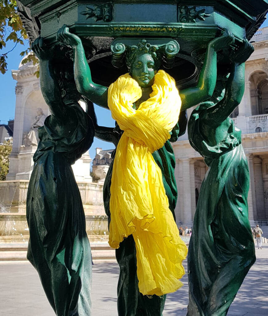 fontaine à eau et foulard jaune